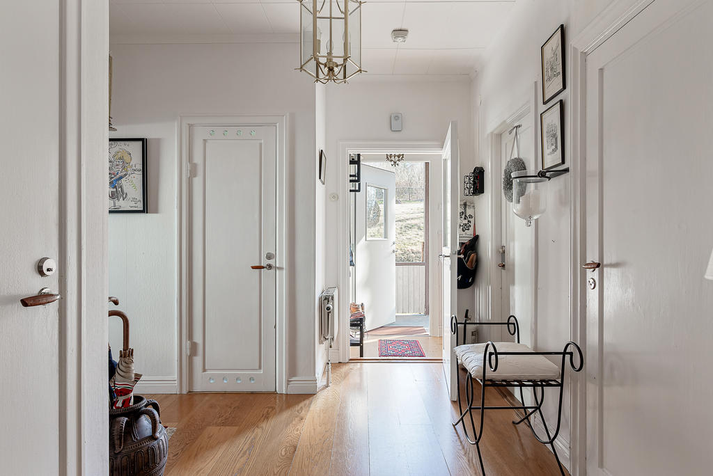 Lägenhet 1 - Möblerbar hall och entrédörr