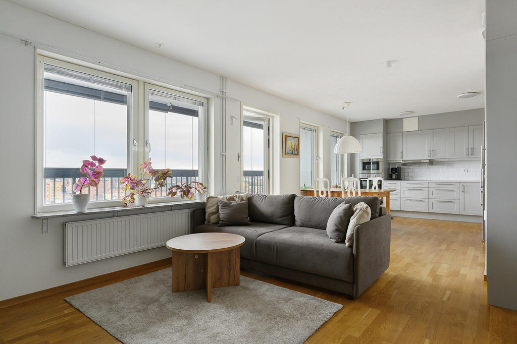 Vardagsrum och kök i öppen planlösning