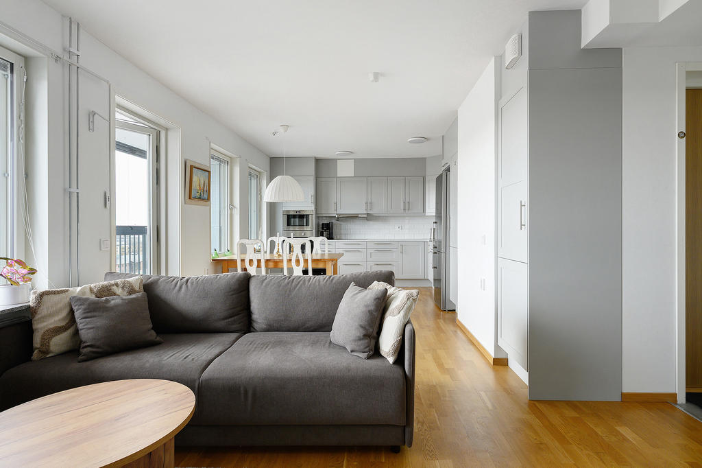 Vardagsrum och kök i öppen planlösning