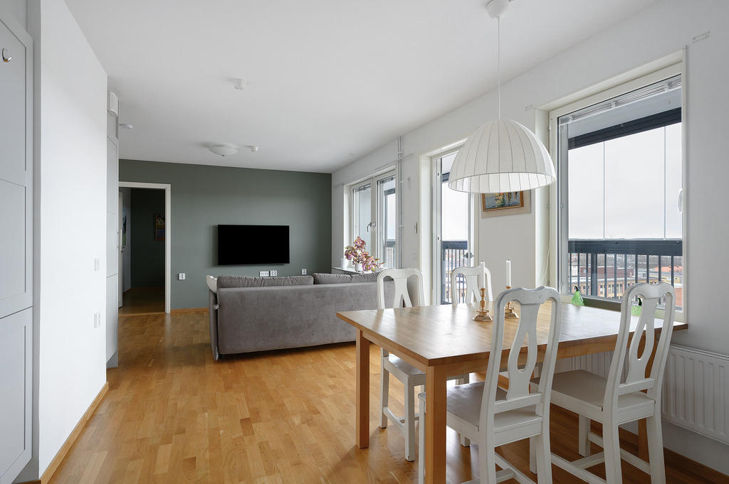 Vardagsrum och kök i öppen planlösning