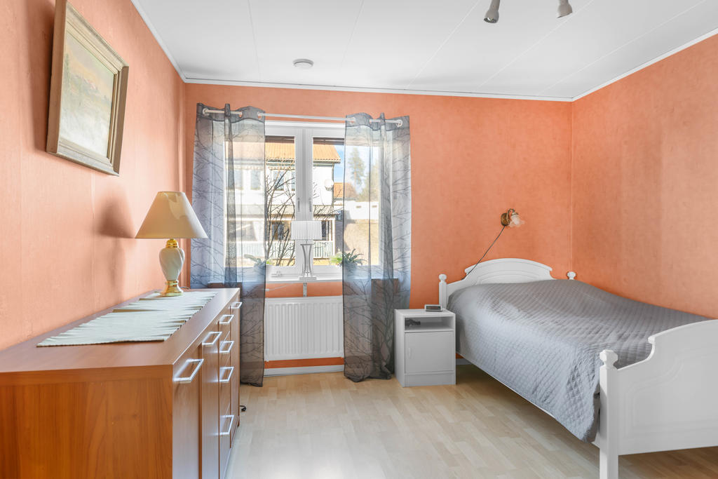 Sovrum med anslutande klädkammare