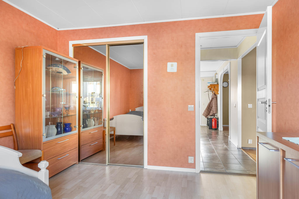 Skjutdörrar med spegel in till klädkammaren