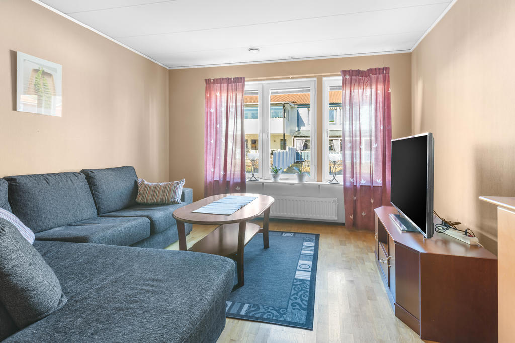 Vardagsrum med plats för både soffa och matgrupp