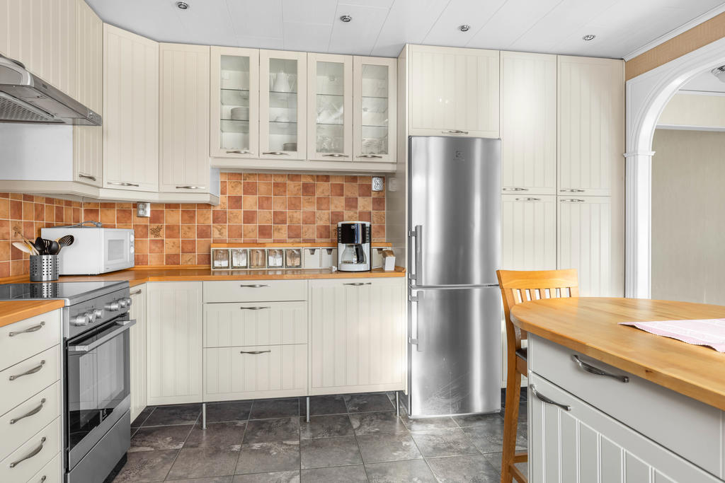 I köket finns kyl/frys, spis, fläkt och diskmaskin