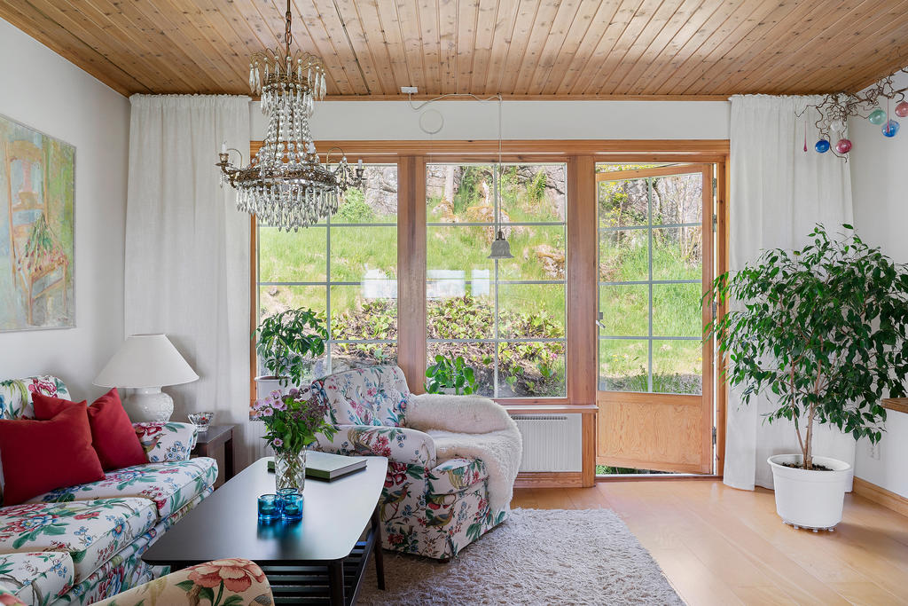Vardagsrum med utgång till trädgård 
