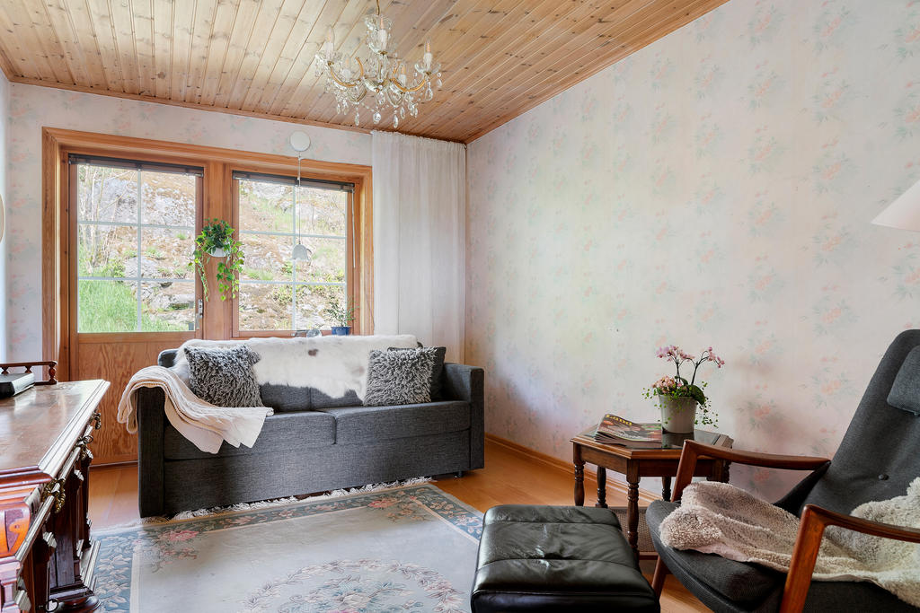 Sovrum 1 med utgång till trädgård