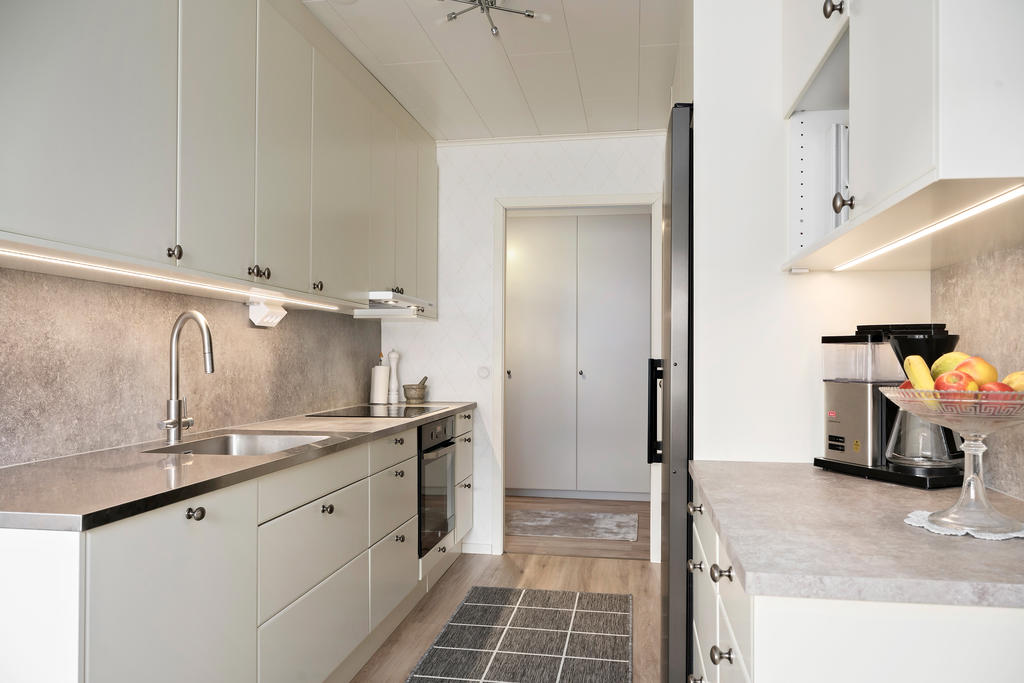 Välkommen till Lindåkersvägen 1D! Ett otroligt snyggt och påkostat kök i harmoniska färger.