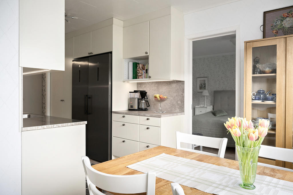 Vy från matplats mot kök och  sovrum. 