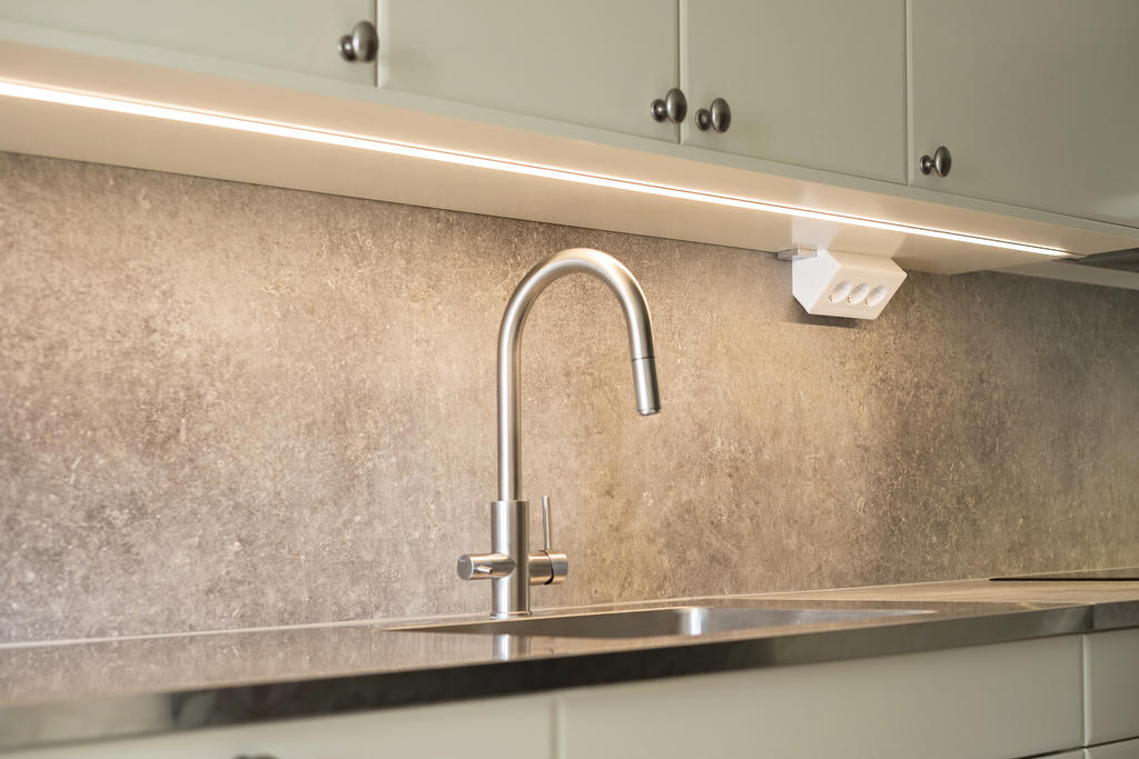 Fantastiskt snyggt med infräst belysning under överskåpen!