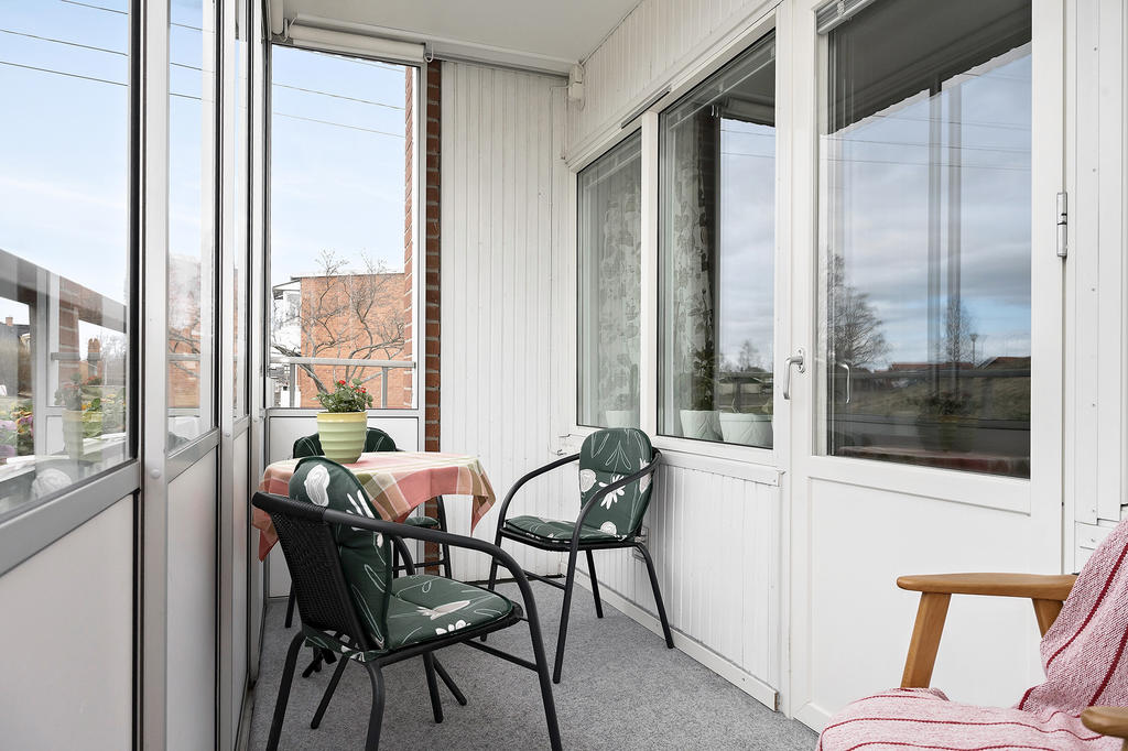 Här finns det elektriska fjärrstyrda gardiner att fälla ner för att minska solens varma strålar. 