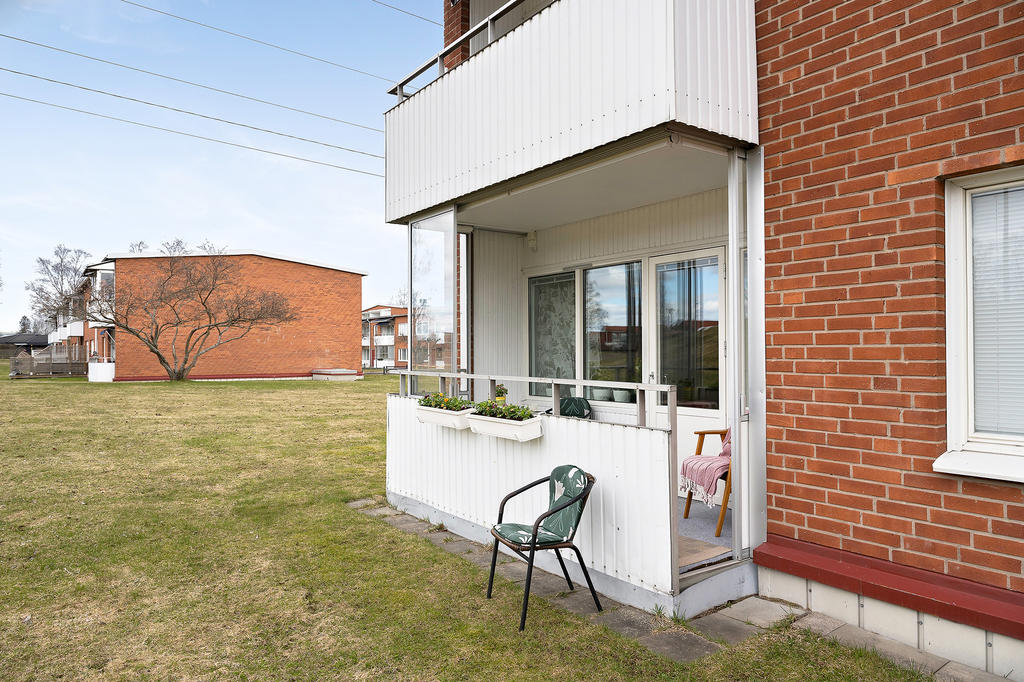 Du kan även öppna upp glaspartierna och en dörr för att ta dig ut och sola på gräsmattan. Så smidigt!