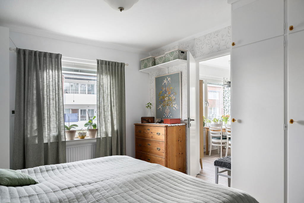 Här finns flera inbyggda garderober med gott om förvaring. 