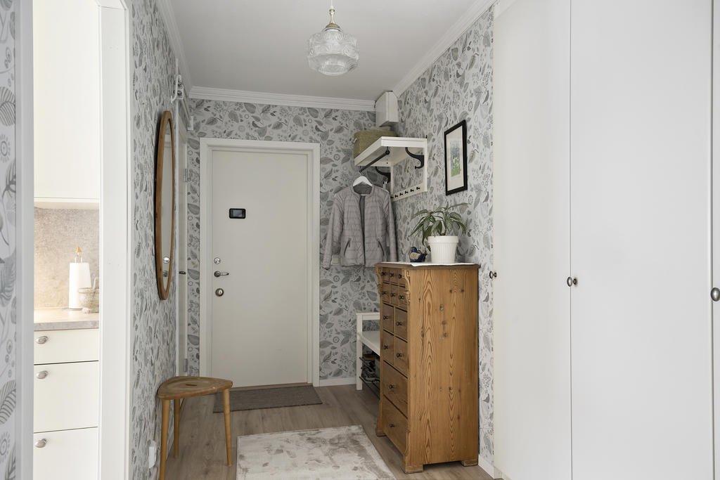Välkommen in i hallen, avhängning till vänster och även här flera inbyggda garderober. 