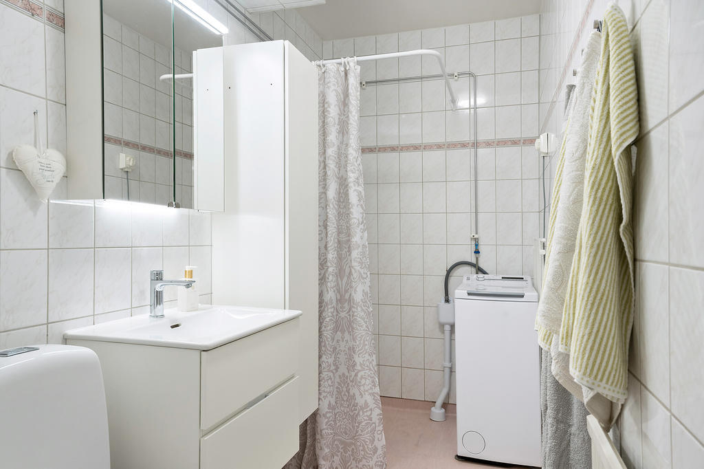 Här har alla möbler och wc bytts ut till nya, fräscha som verkligen lyfter badrummet. 