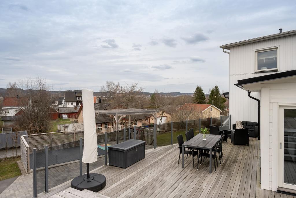 Stor altan med utsikt över Skene