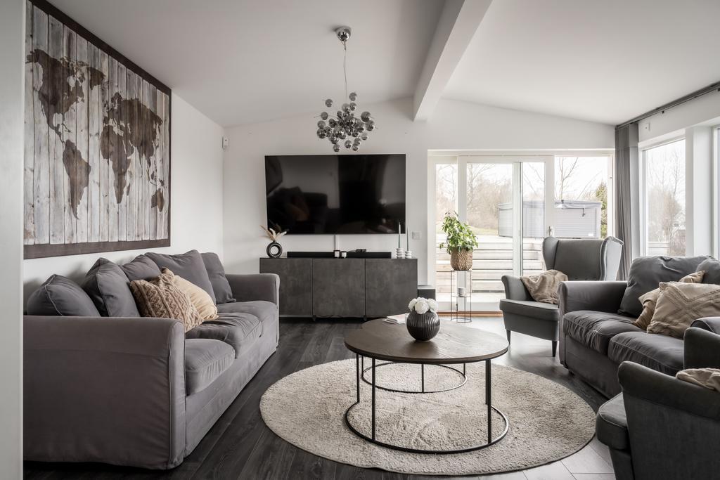 Vardagsrum med stora fönsterparti