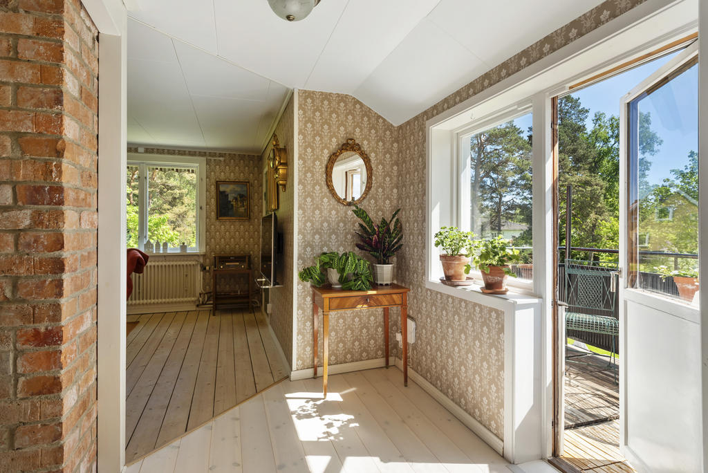 Övre hall mot vardagsrum och balkong