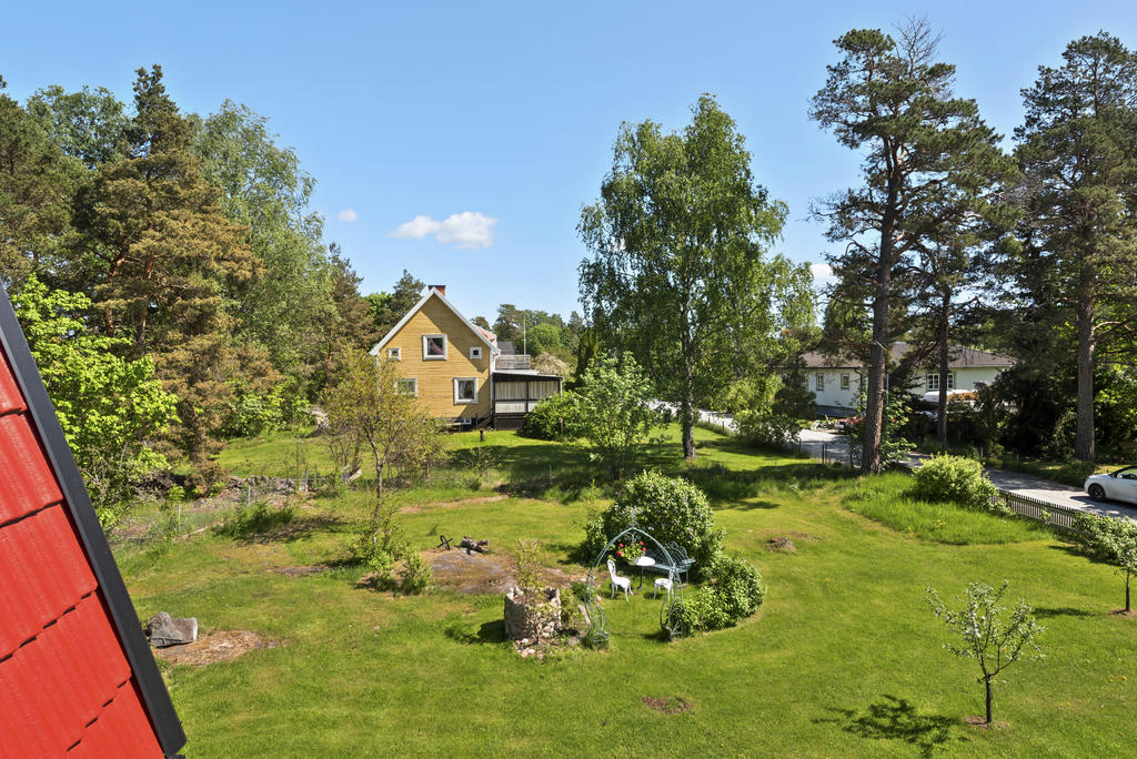 Utsikt över tomten från balkongen
