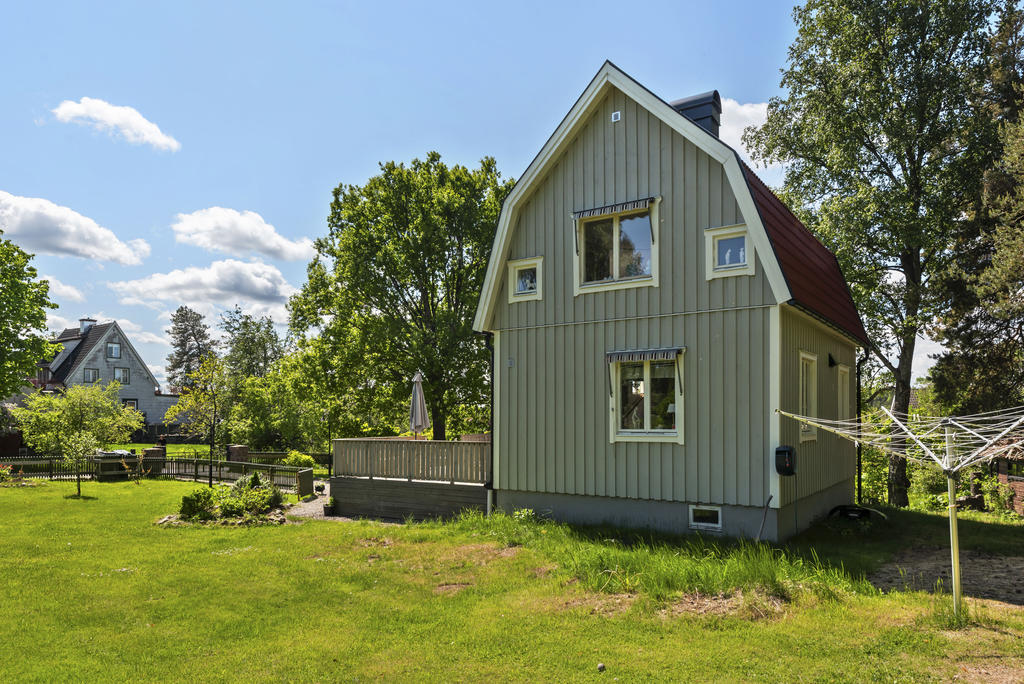 Exteriör bild på östergaveln, ny fasad och nytt tak