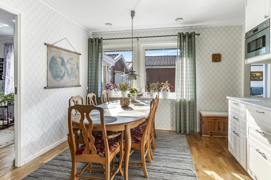 Rymlig matplats  i kök