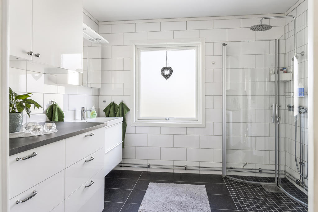 Rymligt badrum med dusch