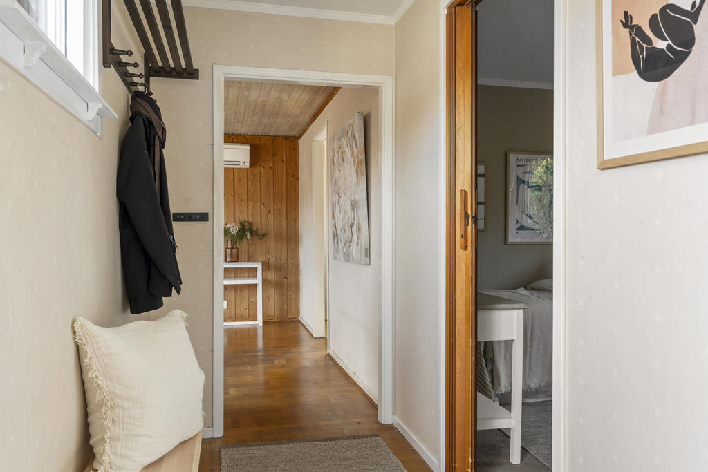 Plats för avhängning innanför dörren. Välkommen åter!