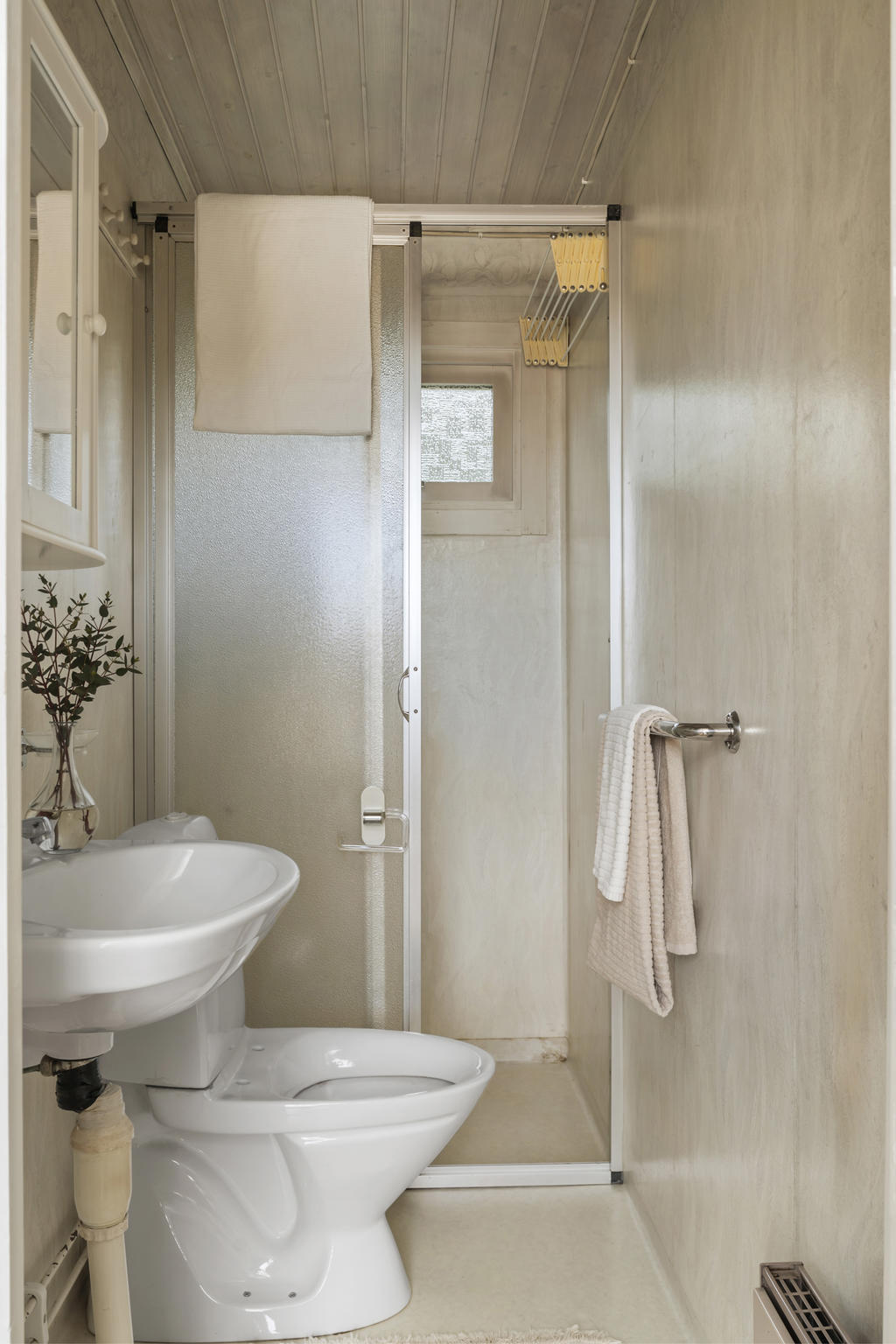 Badrum med wc och dusch