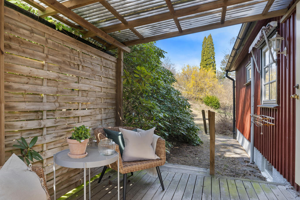 Från köket kommer du ut till denna mysiga uteplats med tak