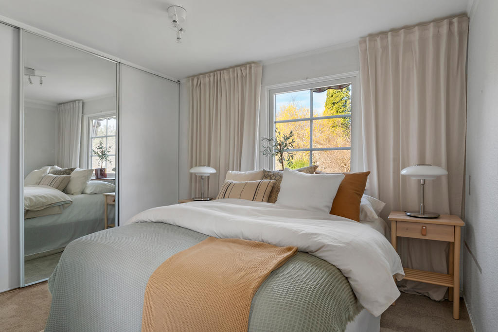 Husets större sovrum har plats för dubbelsäng. Fönster ut mot trädgården
Klädförvaring i skjutdörrsgarderob