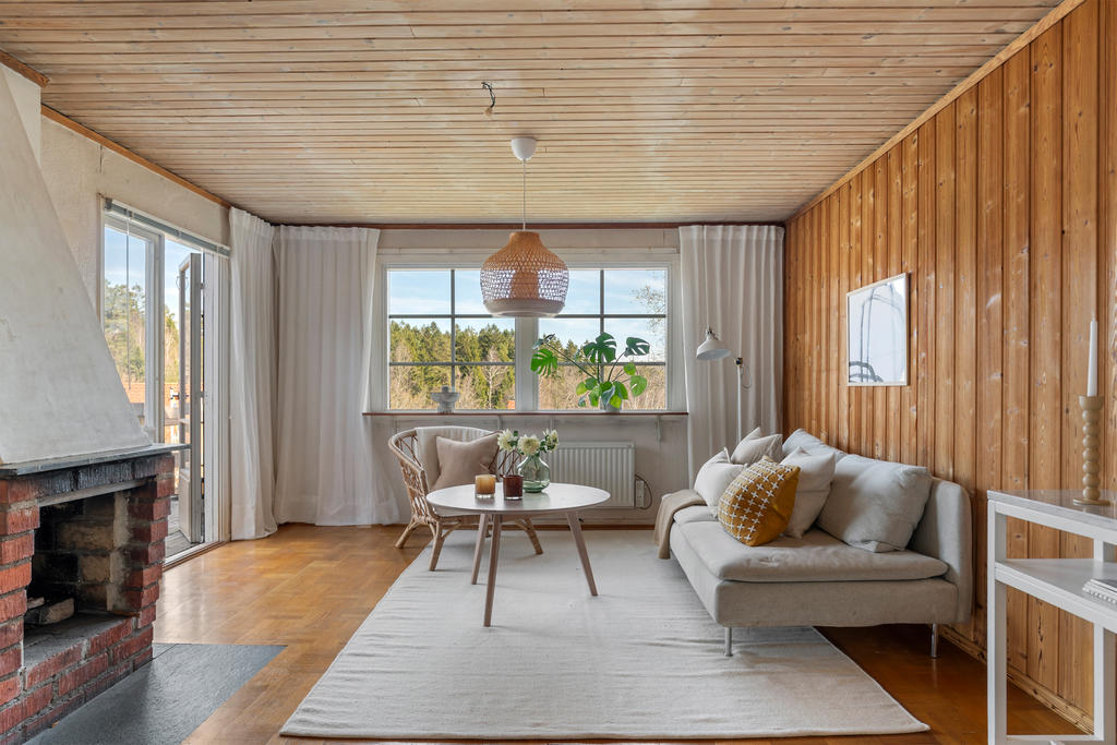 Vardagsrummet har plats för soffgrupp