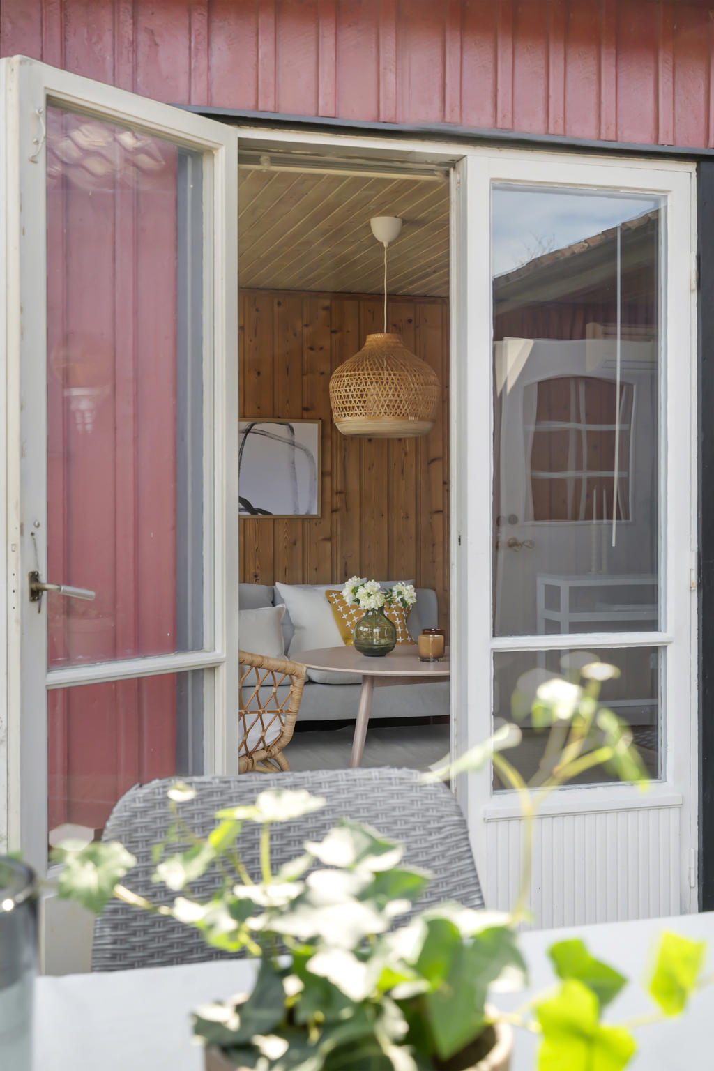 Glasdörrar ut till altanen från vardagsrummet