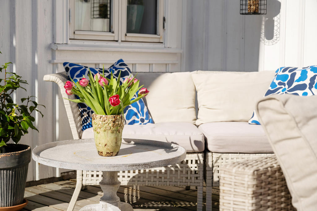 Uteplats med sol från morgon och hela dagen.