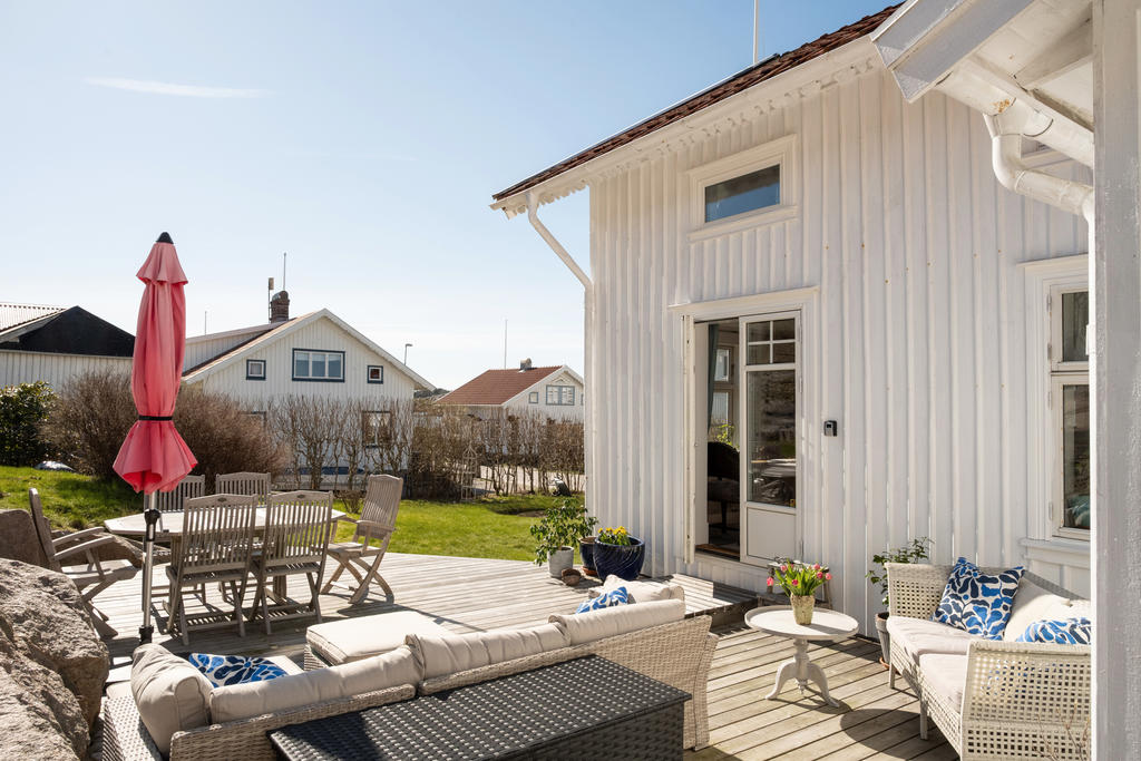 Terrassen har plats för både matplats, soffgrupper.