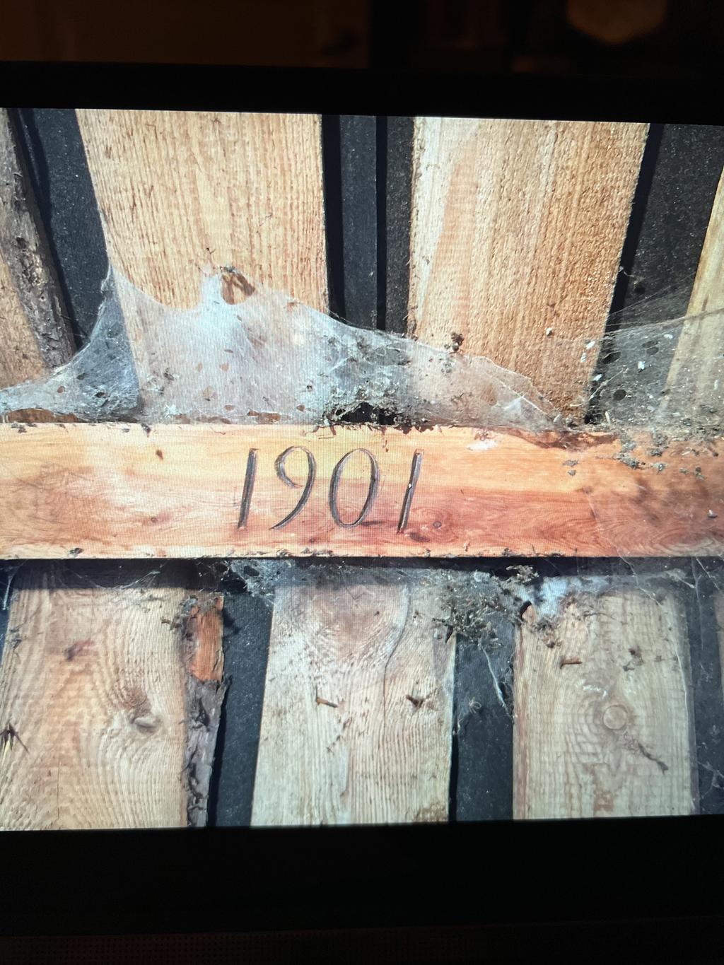 Här är bild  tagen när renoveringen på övervåningen gjordes. Det är ju numera isolering runt så det är dolt.