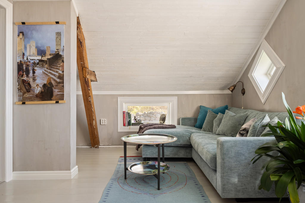 Vardagsrum övre plan med charmigt snedtak. Och fantastisk havsutsikt från övre plan.