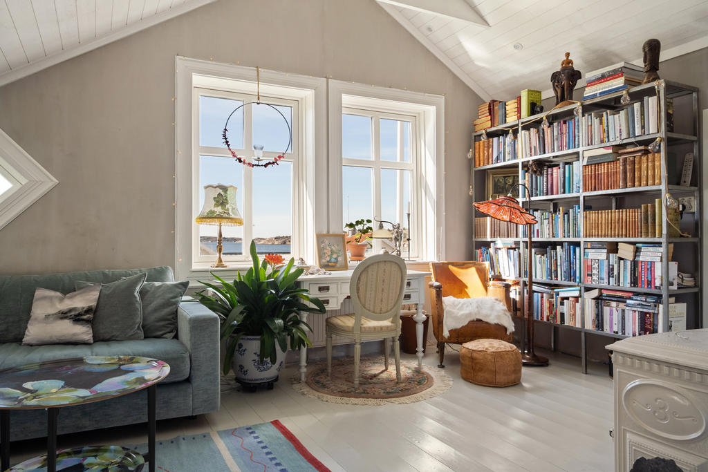 Över plan vardagsrum/tv-rum.