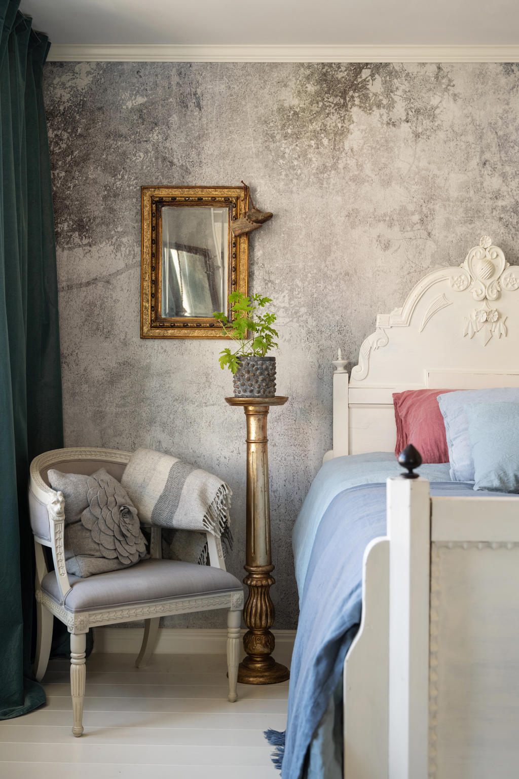 Rymligt sovrum på entréplan.