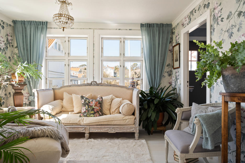 Underbart vardagsrum med stora fönster och fint ljusinsläpp.