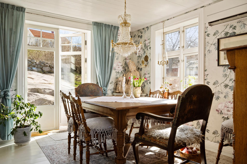 Matsal med utgång till baksidan huset.