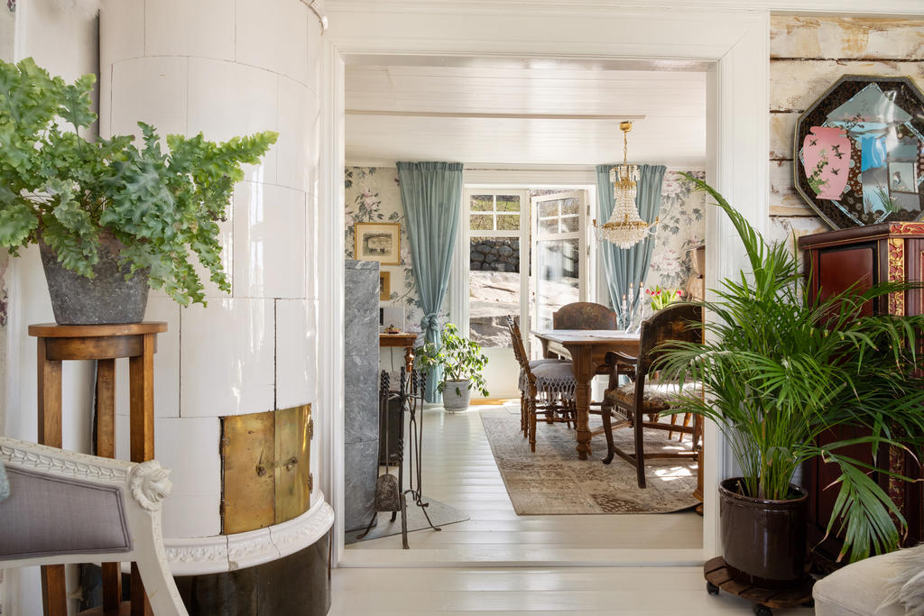 Vardagsrum och matsal i fil.
Kakelugn är ej i bruk.