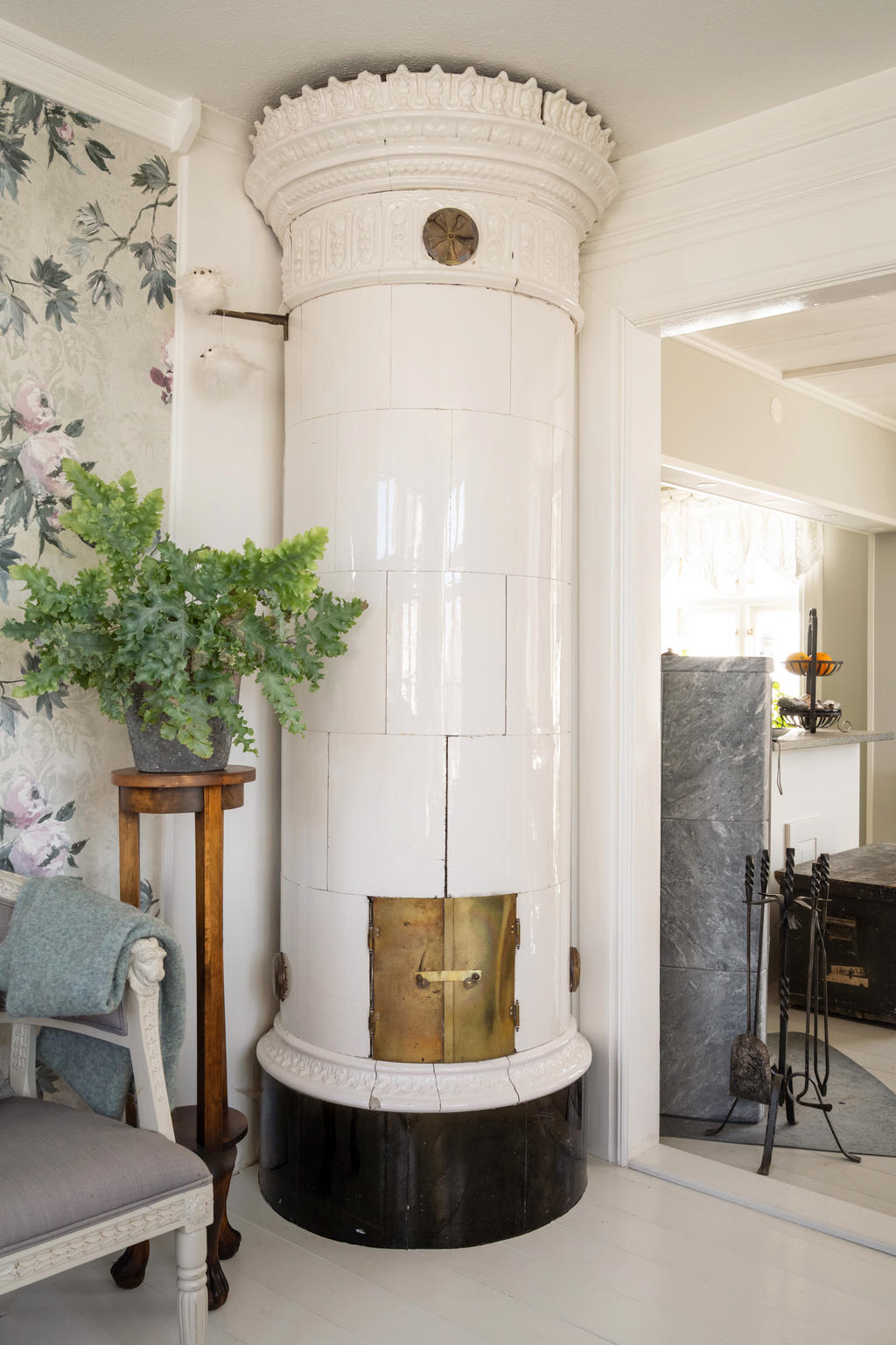 Vacker kakelugn ej i bruk. 