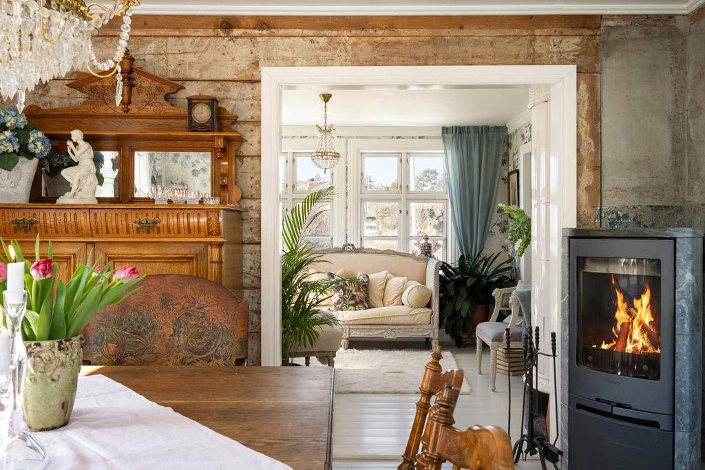 Värmande kamin i matsal och kök som sprider värmen på ett mycket bra sätt i huset. 