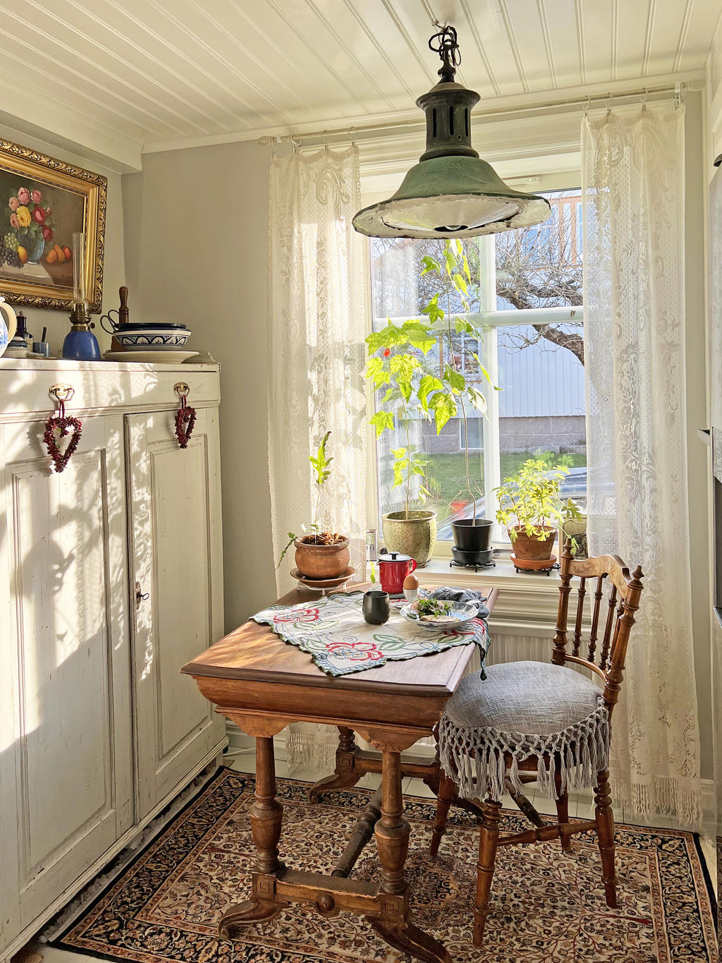 Morgonsolen kommer in på ett trevligt sätt vid frukostplatsen.