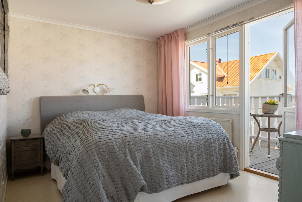 Sovrum övre plan med utgång till balkong.