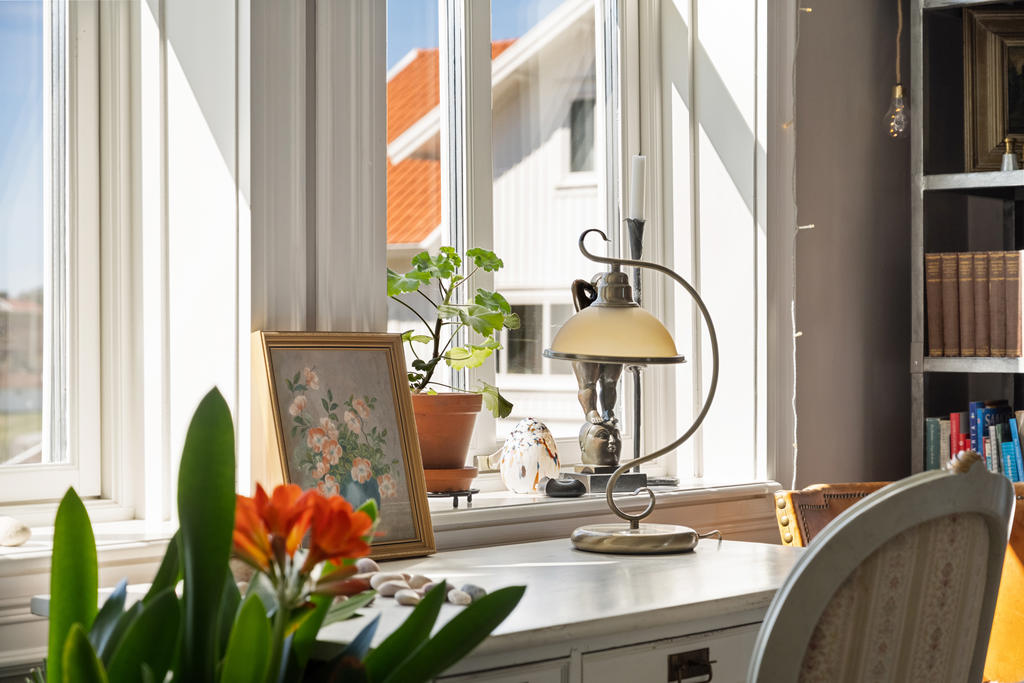 Skrivbordshörna med utsikt över Kämpersviks hamninloppet.