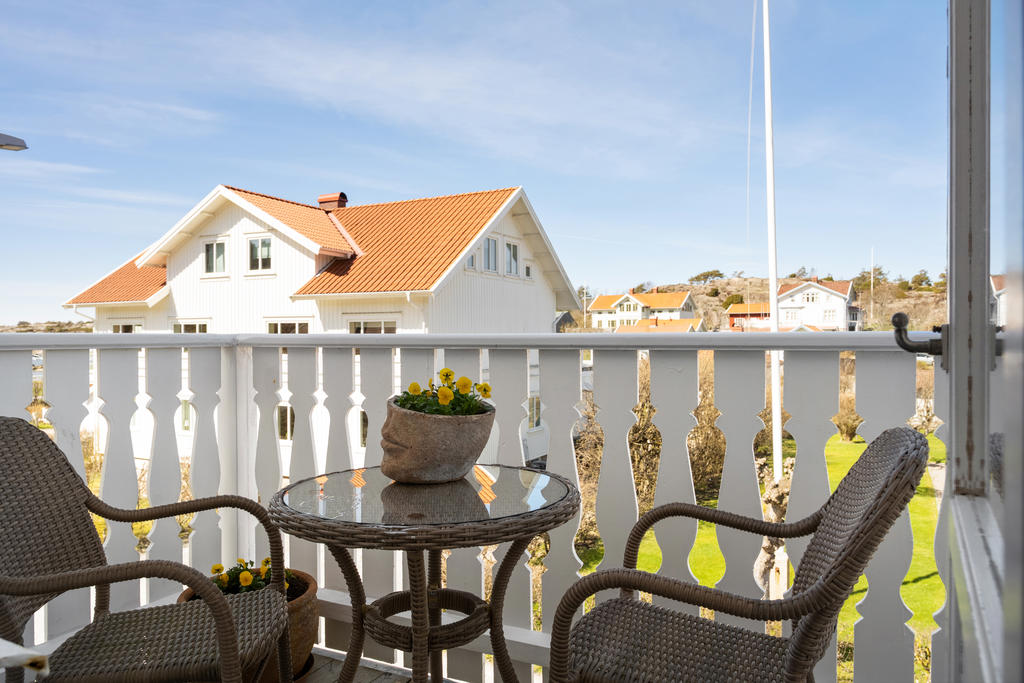 Balkong med kvällssol och havsutsikt.