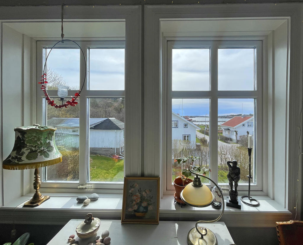 Fantastisk vy vid skrivbordet med inloppet i Kämpersvik.