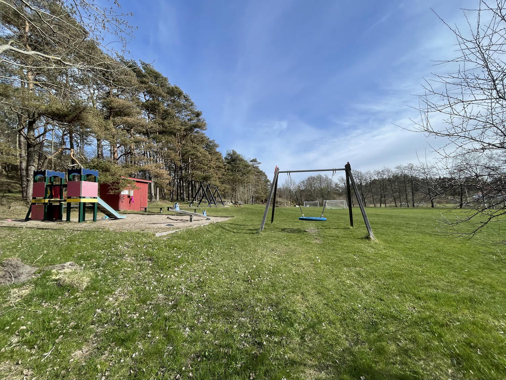Lekplats och fotbollsplan finns på gångavstånd.