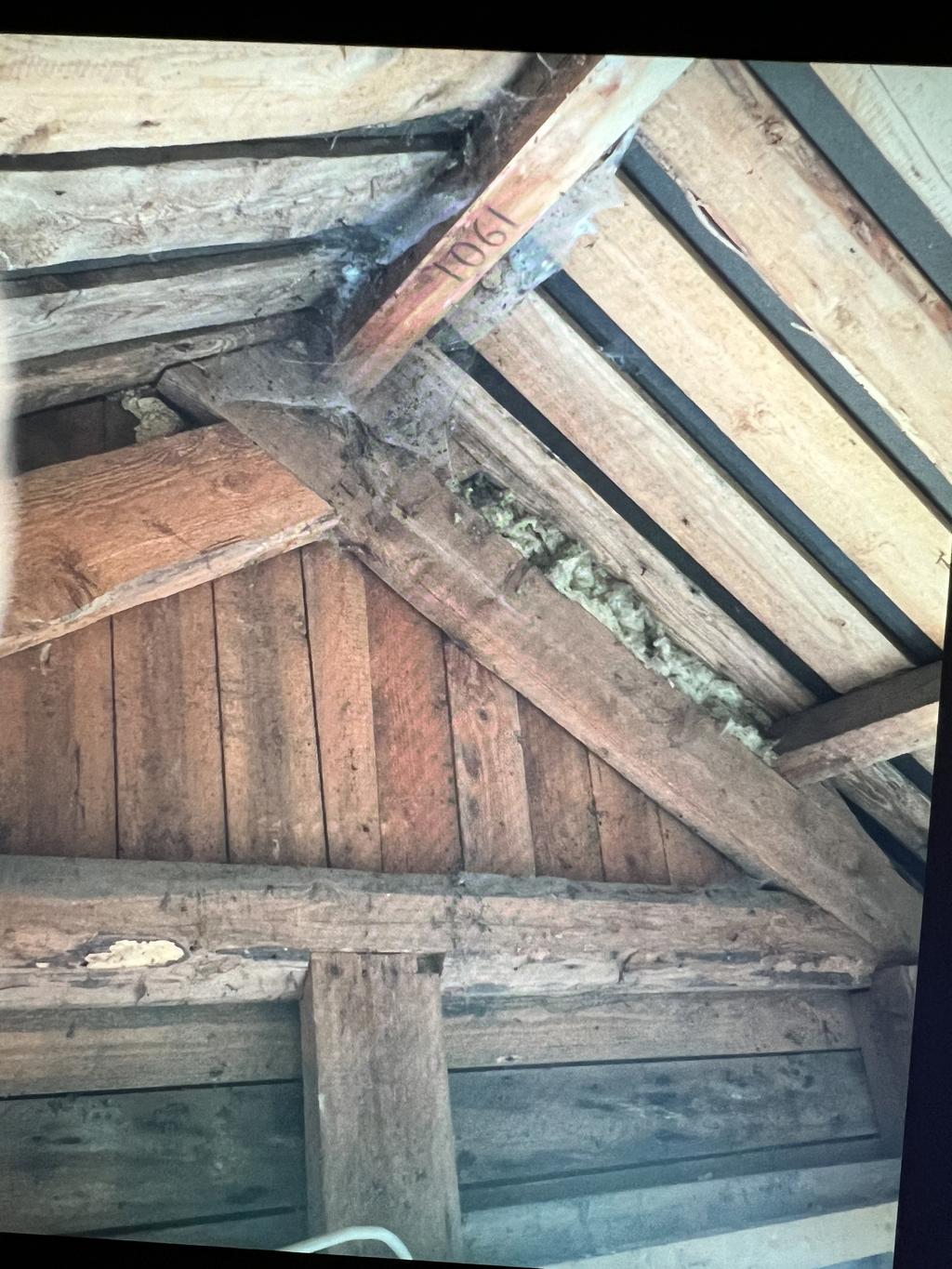 Här är bild  tagen när renoveringen på övervåningen gjordes. Det är ju numera isolering runt så det är dolt.