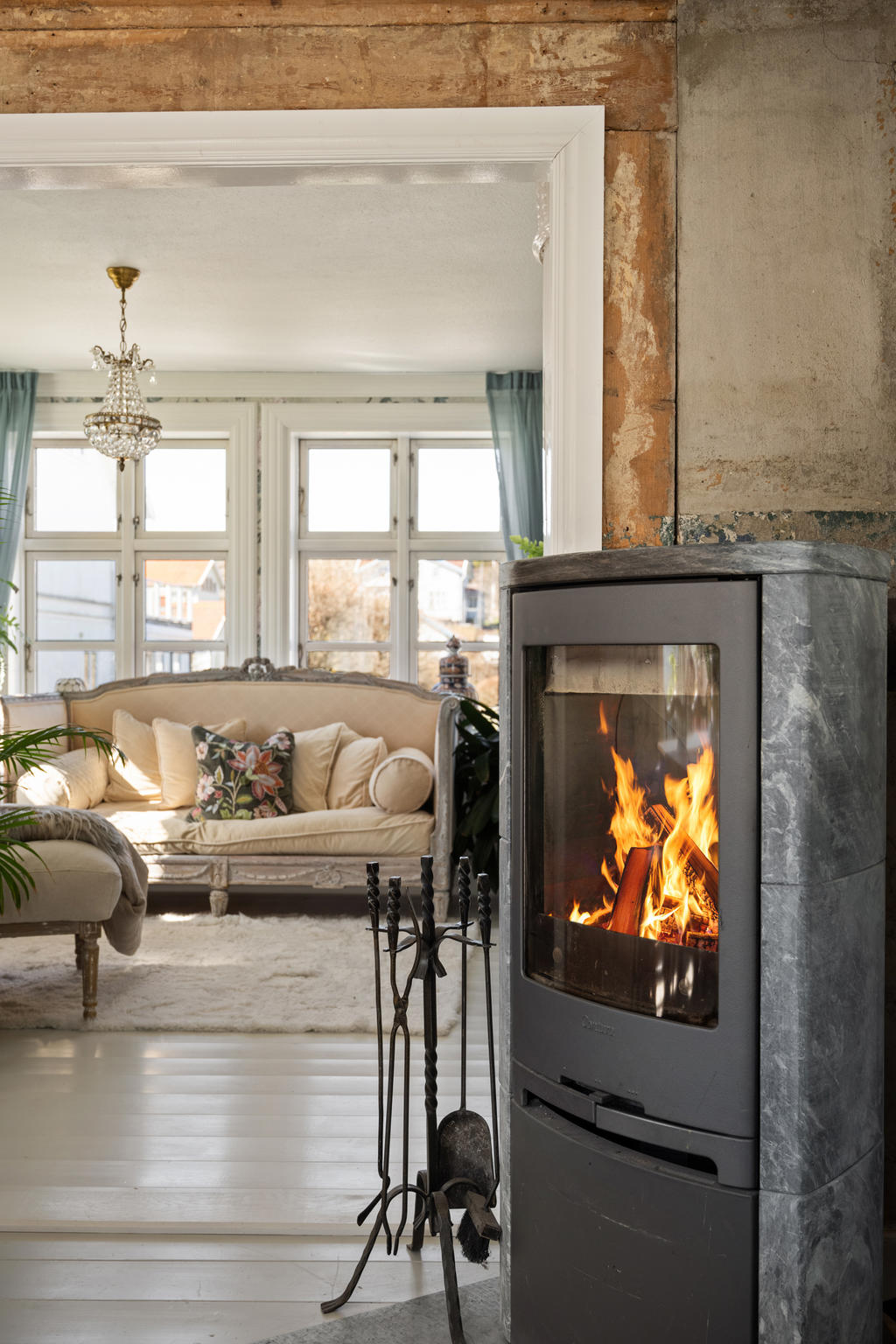 Kamin i matsal.